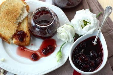 tatlı kiraz reçeli, tost ve çiçekler