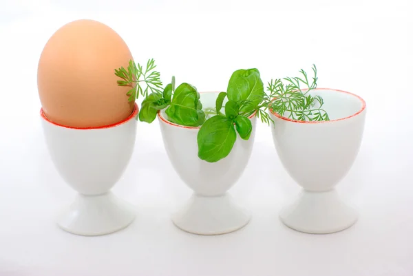Jajko i eggcups — Zdjęcie stockowe