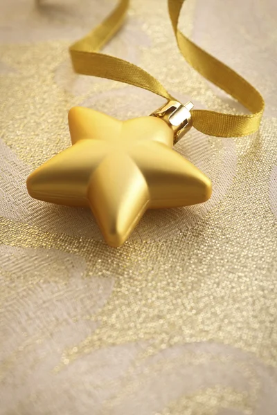 Рождественский орнамент золотой звезды — стоковое фото