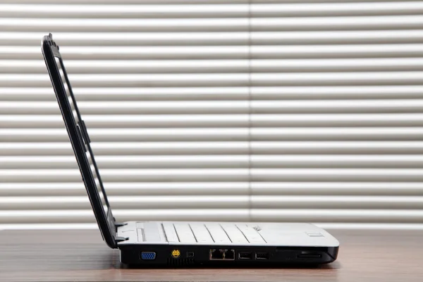 Stock image of the llaptop on the table top ready to use — Stock Photo, Image