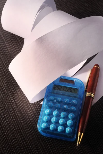 Rolado de papel e calculadora — Fotografia de Stock