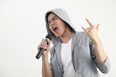 el işareti ile mikrofon tutan adam