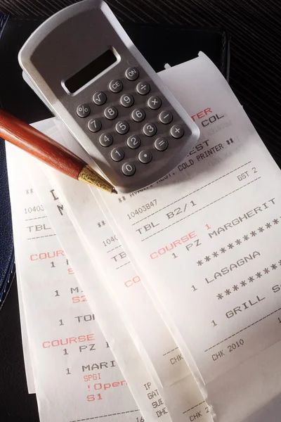 Rouleau de papier et calculatrice — Photo