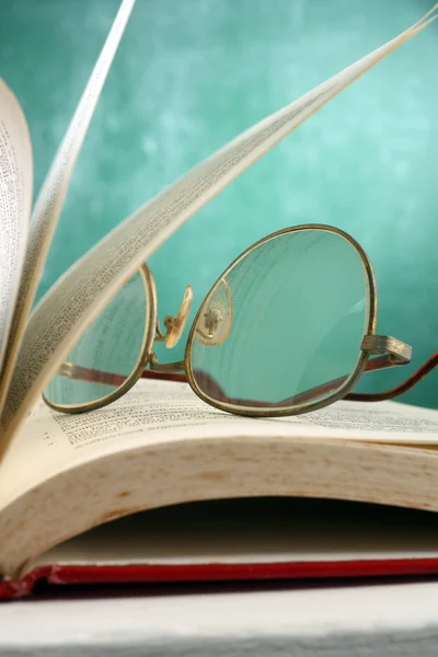 Seite aufschlagen bei Brillen, die auf dem Buch ruhen — Stockfoto