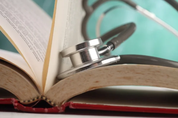 Stetoskop vilar på boken — Stockfoto