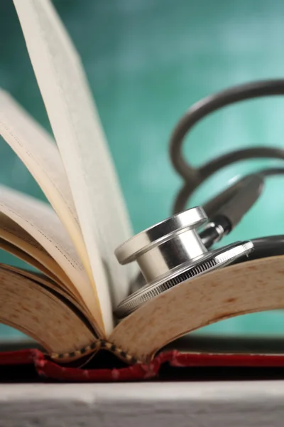 Stetoskopu ciążącego na książki — Zdjęcie stockowe