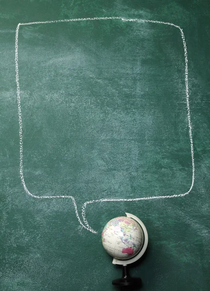 Globe op het schoolbord met de spraakbel — Stockfoto