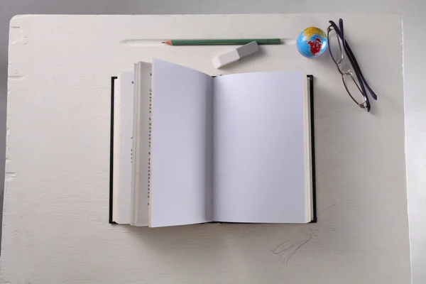 Открыть книгу с пустыми страницами — стоковое фото