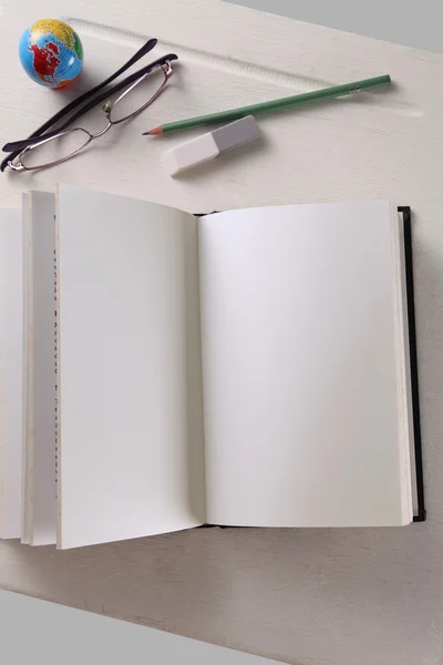 Libro abierto con páginas en blanco — Foto de Stock