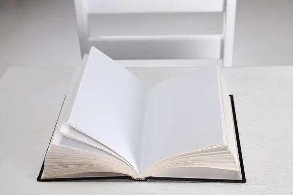 Ανοίξτε το βιβλίο με λευκές σελίδες — Φωτογραφία Αρχείου