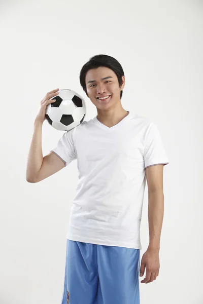 Homme avec ballon de football — Photo