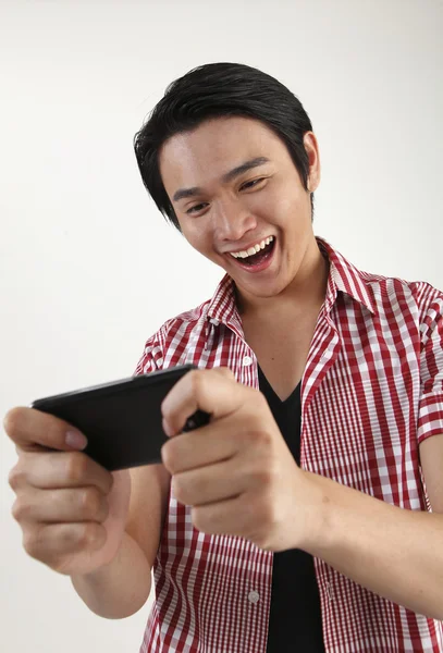 :mand nyde at spille spil på smartphone - Stock-foto