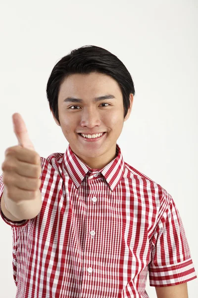Muž ukazuje palec nahoru znamení s úsměvem — Stock fotografie