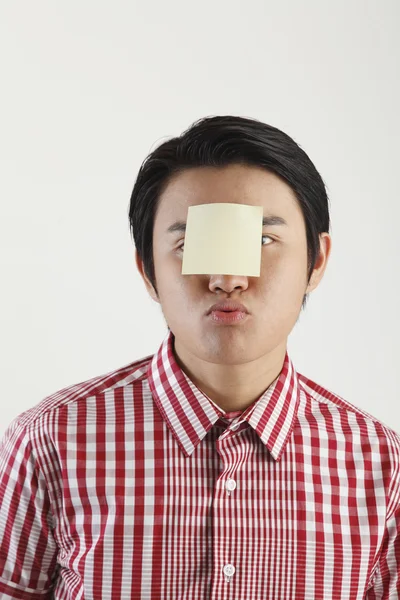 Man with an adhesive note on his forehead — Stock Photo, Image