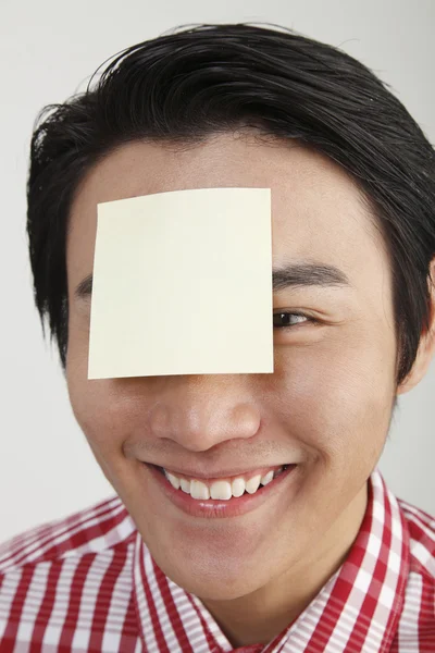 Мужчина с клейкой запиской на голове — стоковое фото