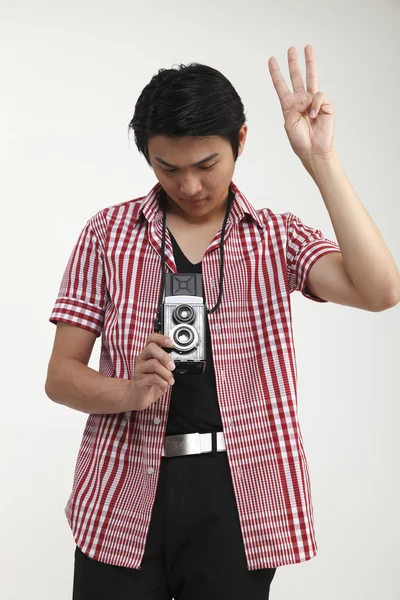 Fotógrafo sosteniendo una cámara antigua — Foto de Stock