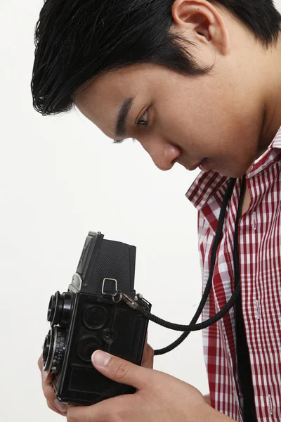 Πλάγια όψη του ανθρώπου που κρατώντας αντίκες φωτογραφική μηχανή — Φωτογραφία Αρχείου