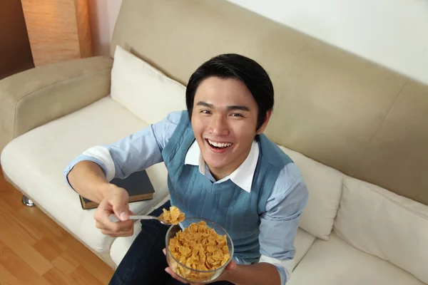 Χαμογελαστός άνθρωπος που τρώει ένα μπολ δημητριακά — Φωτογραφία Αρχείου