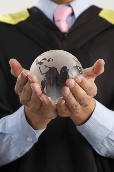 Sección media del hombre sosteniendo globo de vidrio — Foto de Stock