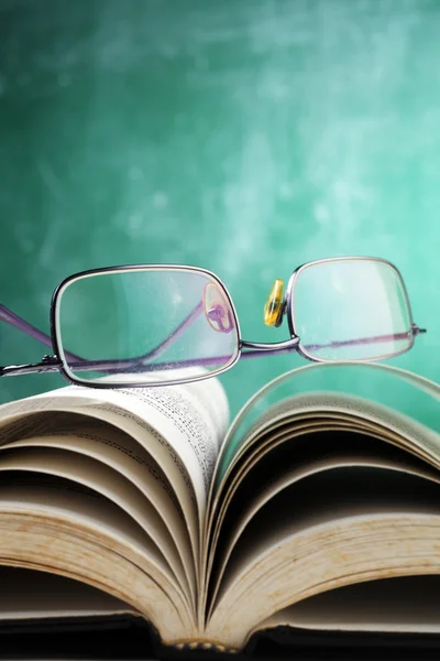 :Slalomfokus auf die Brille auf dem Buch — Stockfoto