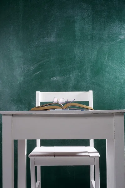 Öğrenci sandalye ve masa kapat — Stok fotoğraf