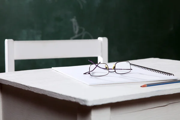 Primer plano de la silla y el escritorio del estudiante —  Fotos de Stock