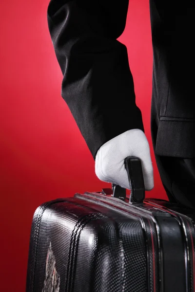 Hotelportier trägt Koffer, Nahaufnahme, Seitenansicht — Stockfoto