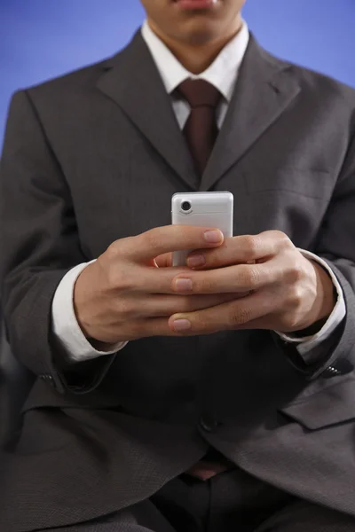 SMS. άνθρωπος χρησιμοποιώντας το κινητό τηλέφωνο — Φωτογραφία Αρχείου