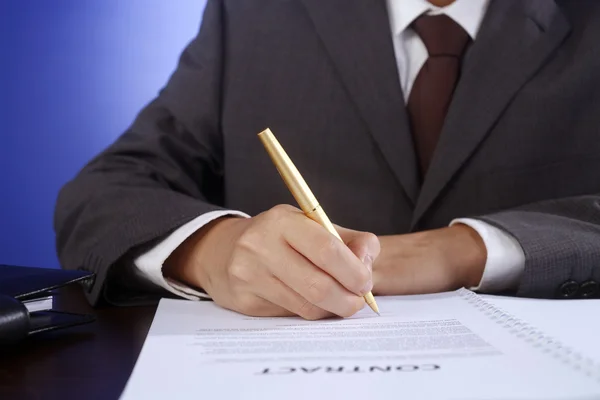 Signing contract — Stock Photo, Image