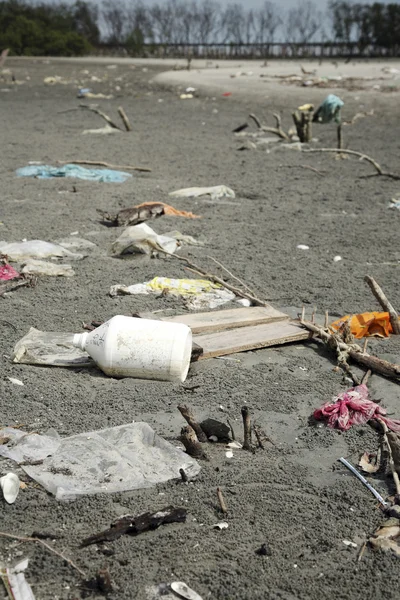 Stock image Messy beach