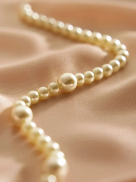 Perle auf dem Satin — Stockfoto