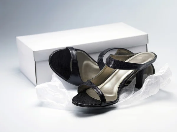 Pair of shoe in front of the box — Stock Photo, Image