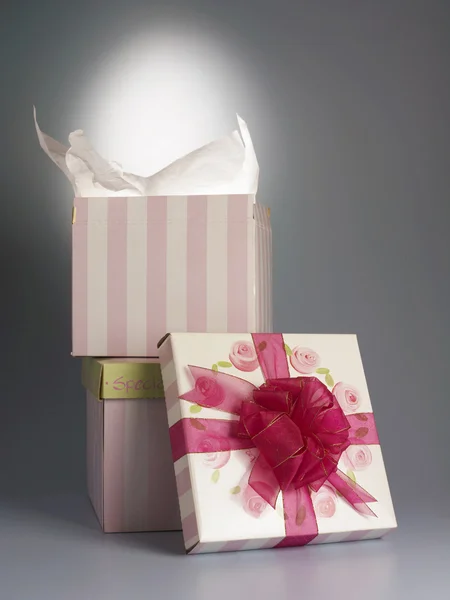 Kurdeleli kırmızı renkli hediye kutusu — Stok fotoğraf