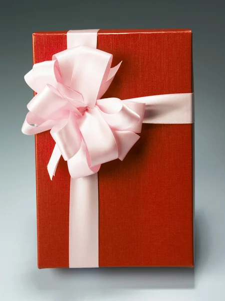 Červená barva dárek box s stuhou — Stock fotografie