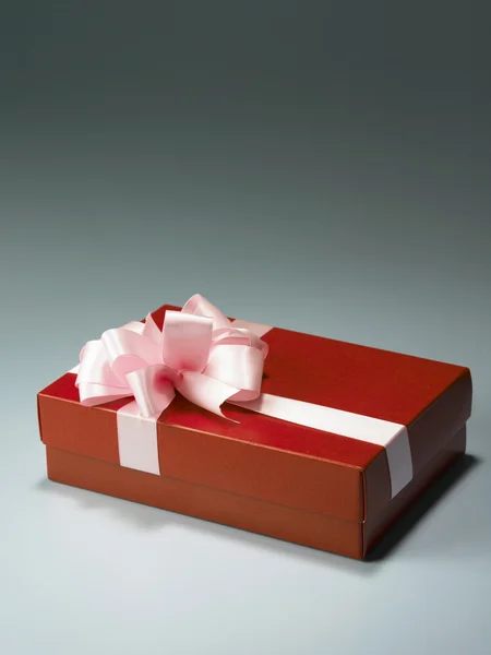 Červená barva dárek box s stuhou — Stock fotografie