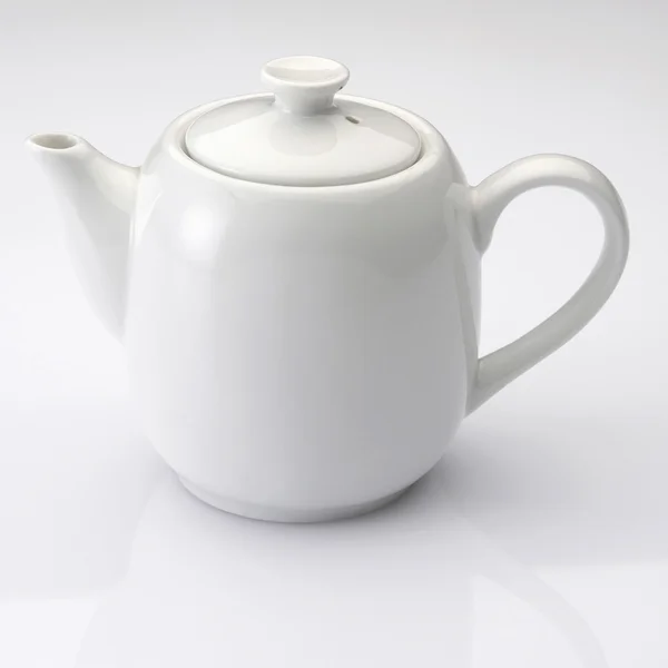 Närbild av vitt te potten på enfärgad bakgrund — Stockfoto