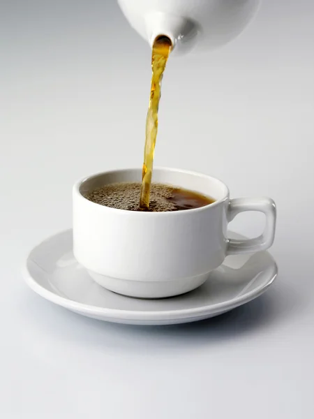 Наполняющий чай — стоковое фото