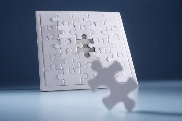 Puzzel met legpuzzel. — Stockfoto