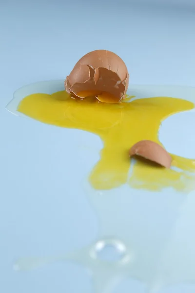 Jaune d'oeuf et blanc d'oeuf éclaboussés — Photo