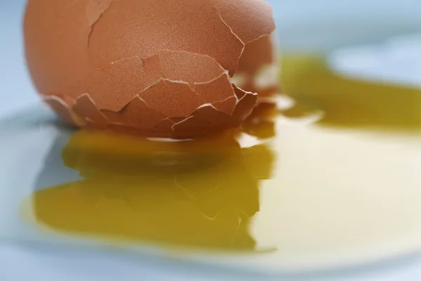 Gema de ovo e clara de ovo salpicada — Fotografia de Stock