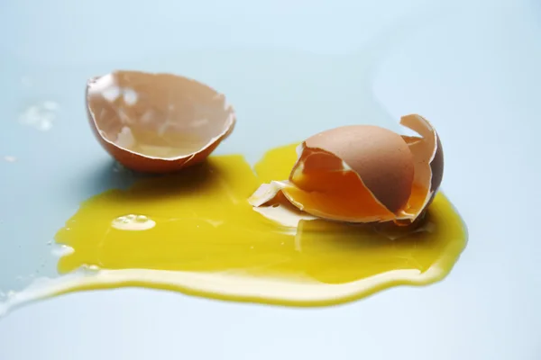Yumurta sarısı ve beyaz yumurta sıçramış — Stok fotoğraf