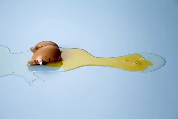 Tojássárgája és tojásfehérje fröccsent — Stock Fotó