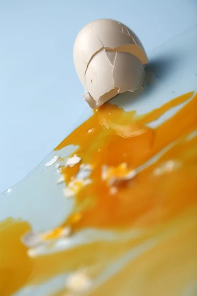 蛋黄和蛋清溅 — 图库照片