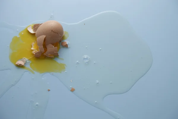 Yumurta sarısı ve beyaz yumurta sıçramış — Stok fotoğraf