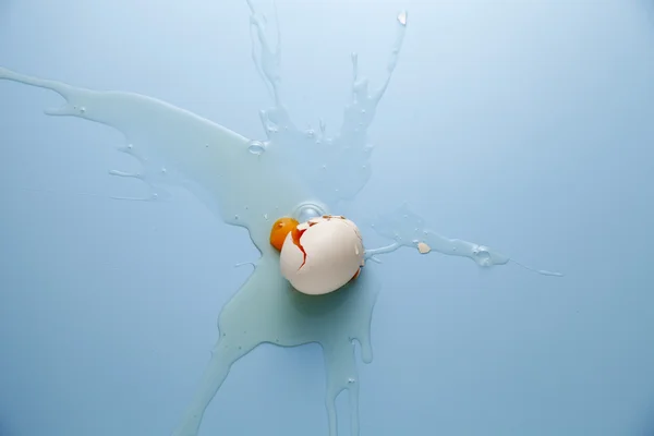 Egg yolk and egg white splattered — Stock Photo, Image