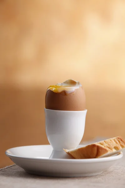 Jajko w połowie przegotowane — Zdjęcie stockowe