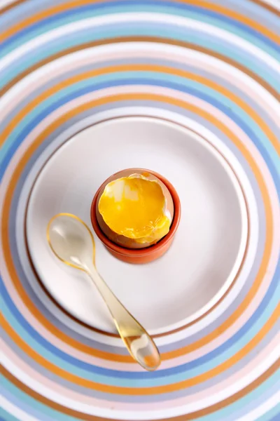 Uova e eggcup — Foto Stock