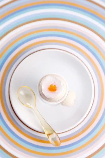 Uova e eggcup — Foto Stock