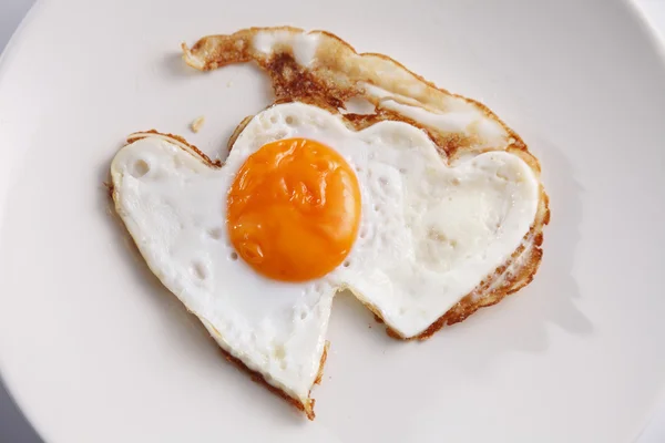 Huevo frito en forma de corazón —  Fotos de Stock