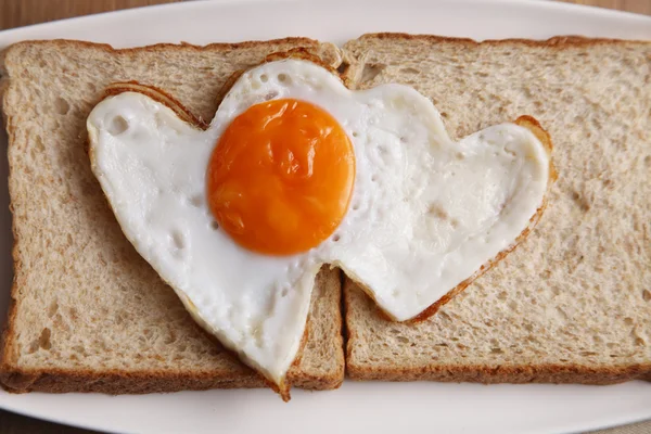 Älska formen stekt ägg — Stockfoto